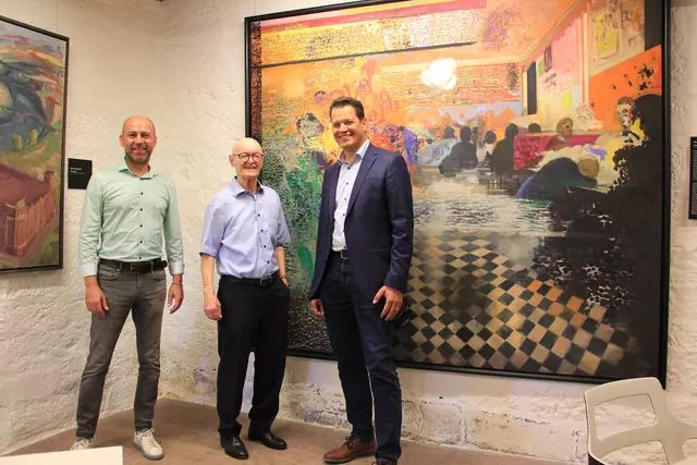 3 Herren vor einem großflächigen, bunten und modernen Gemälde