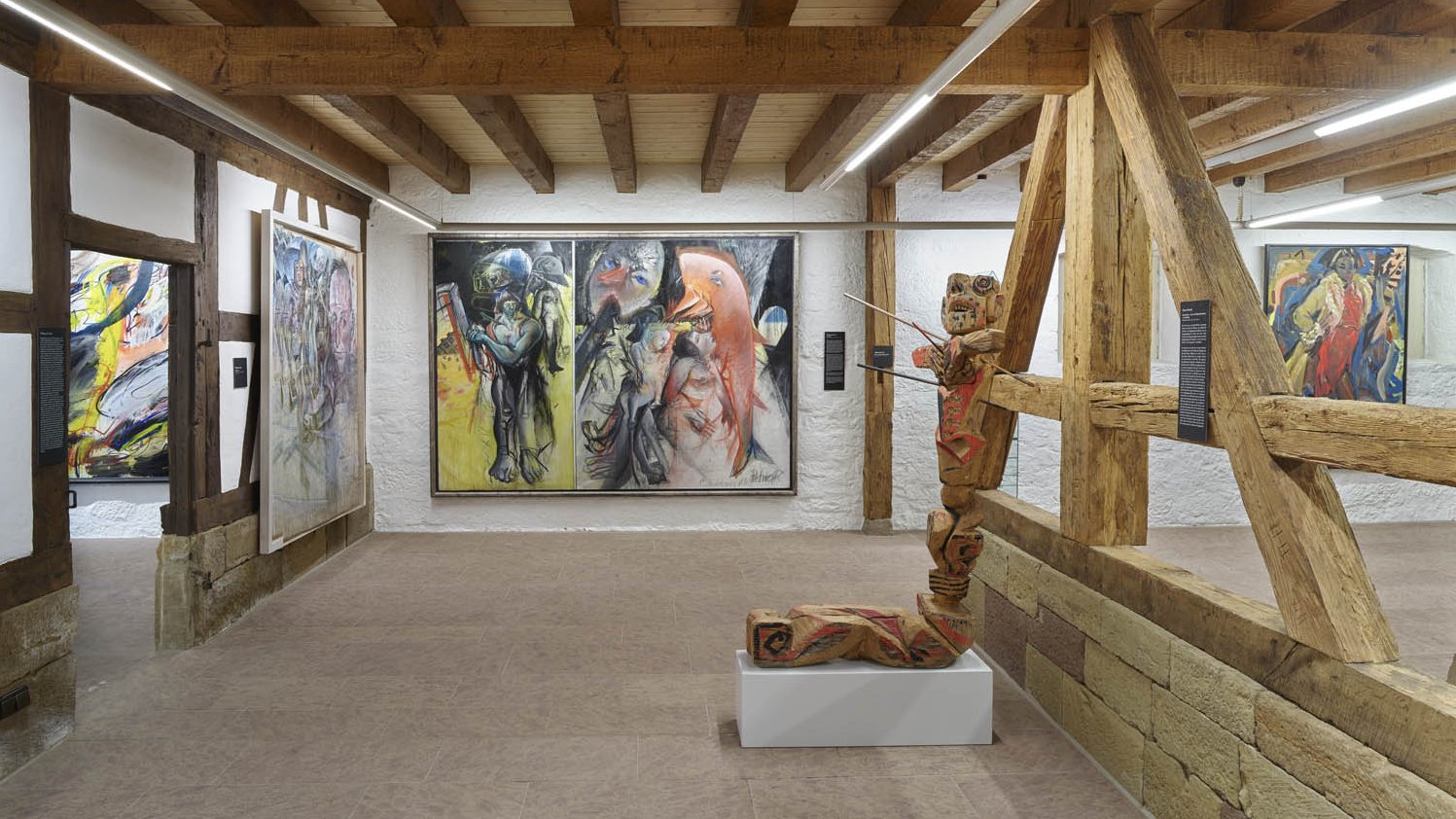 Bilder zentral: Wolfgang Petrick; links (Sicht durch die Tür): Walter Stöhrer; rechts: Barbara Quandt. Skulptur: Hans Scheib