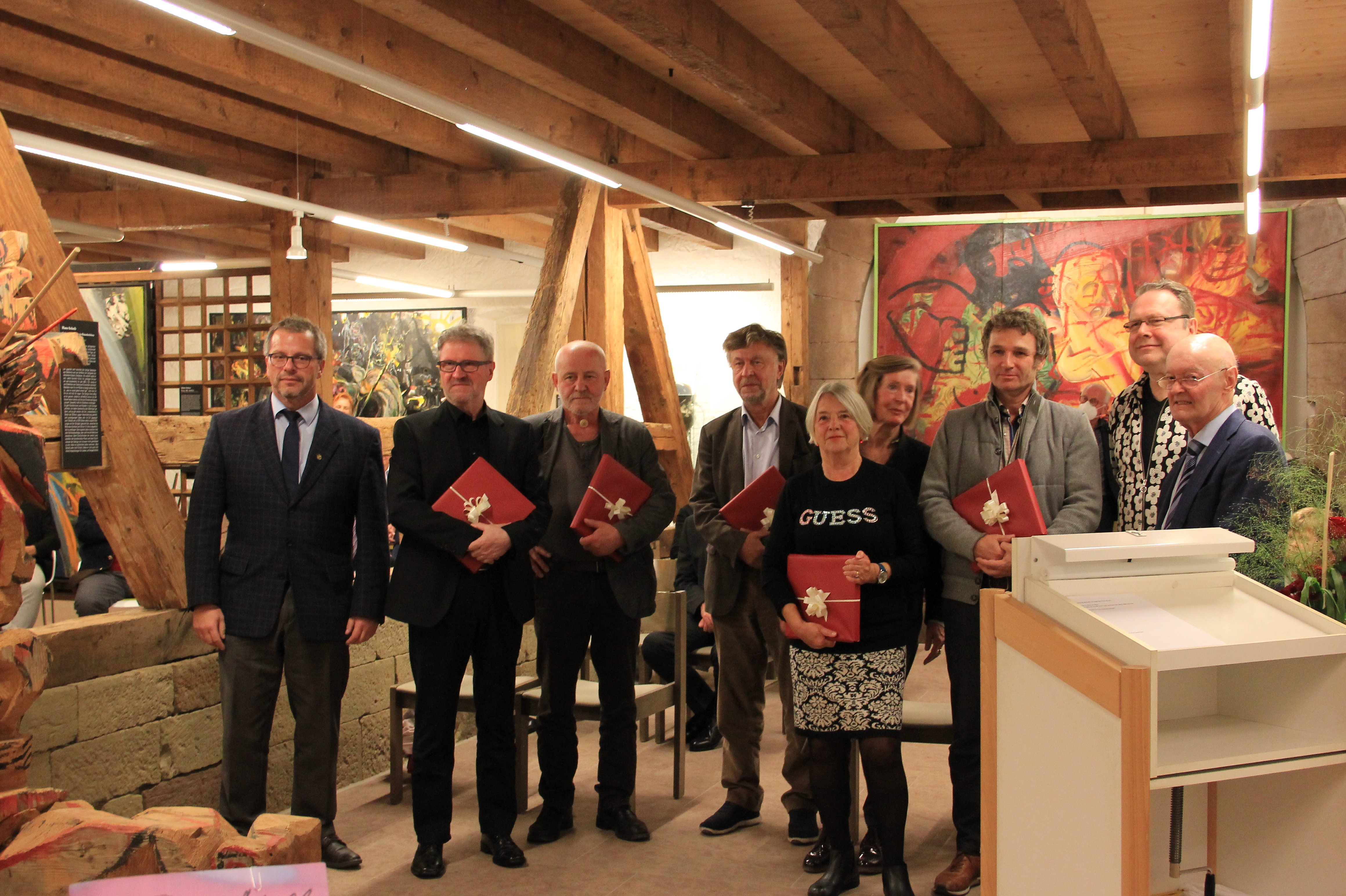 Bürgermeister und Sammler mit den Künstlern im Museum